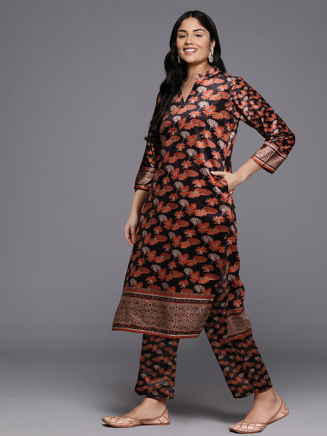 Women Floral Printed Regular Gotta Patti Velvet Kurta with Trousers