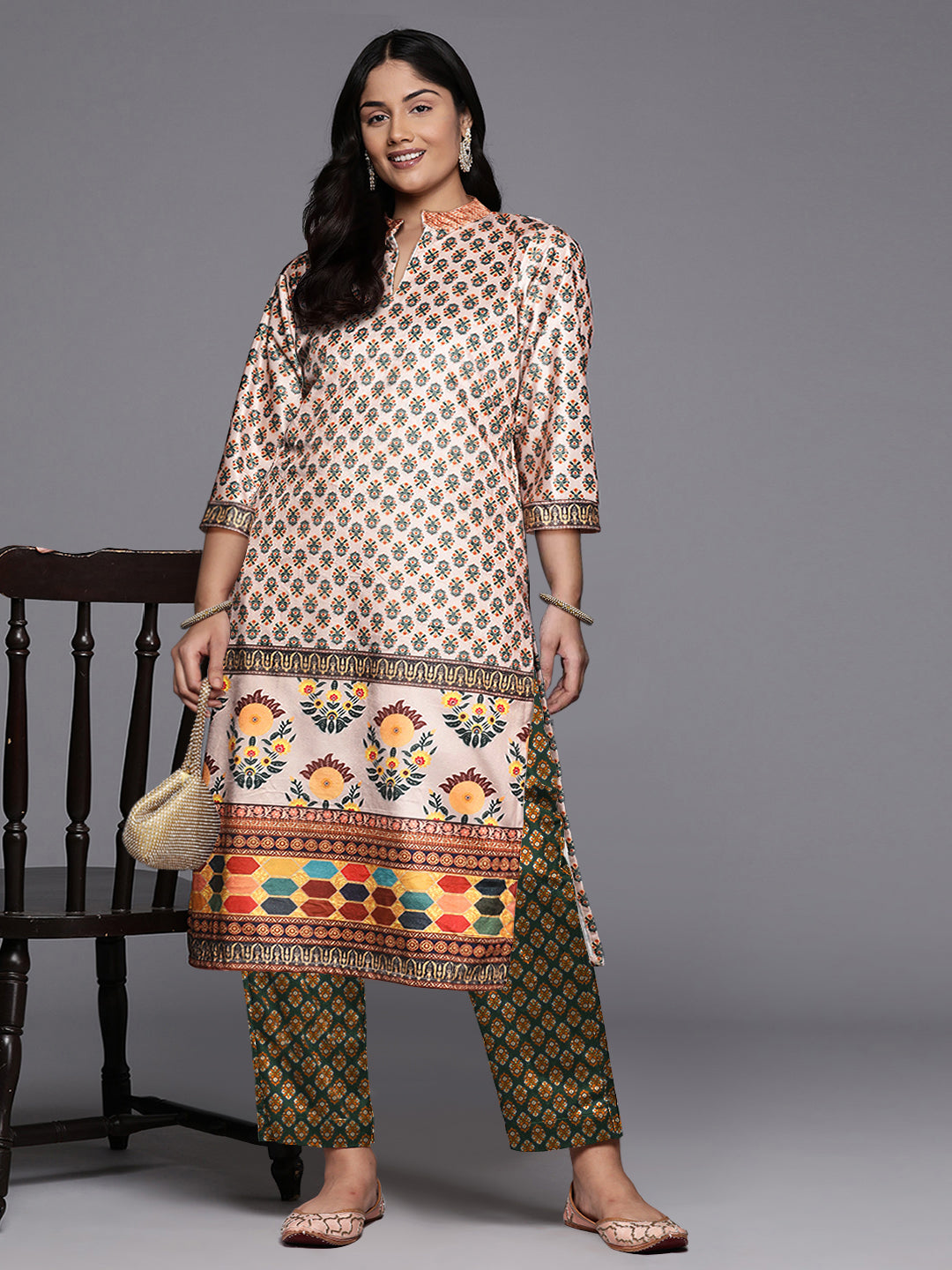 Women Floral Printed Regular Gotta Patti Velvet Kurta with Trousers