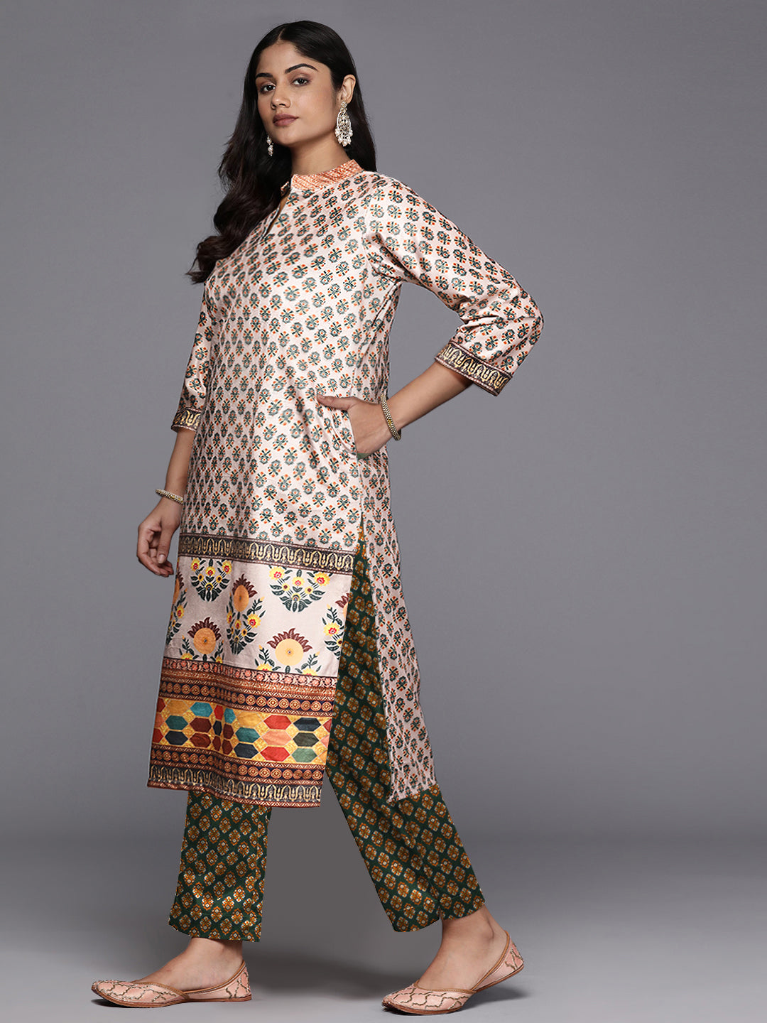 Women Floral Printed Regular Gotta Patti Velvet Kurta with Trousers