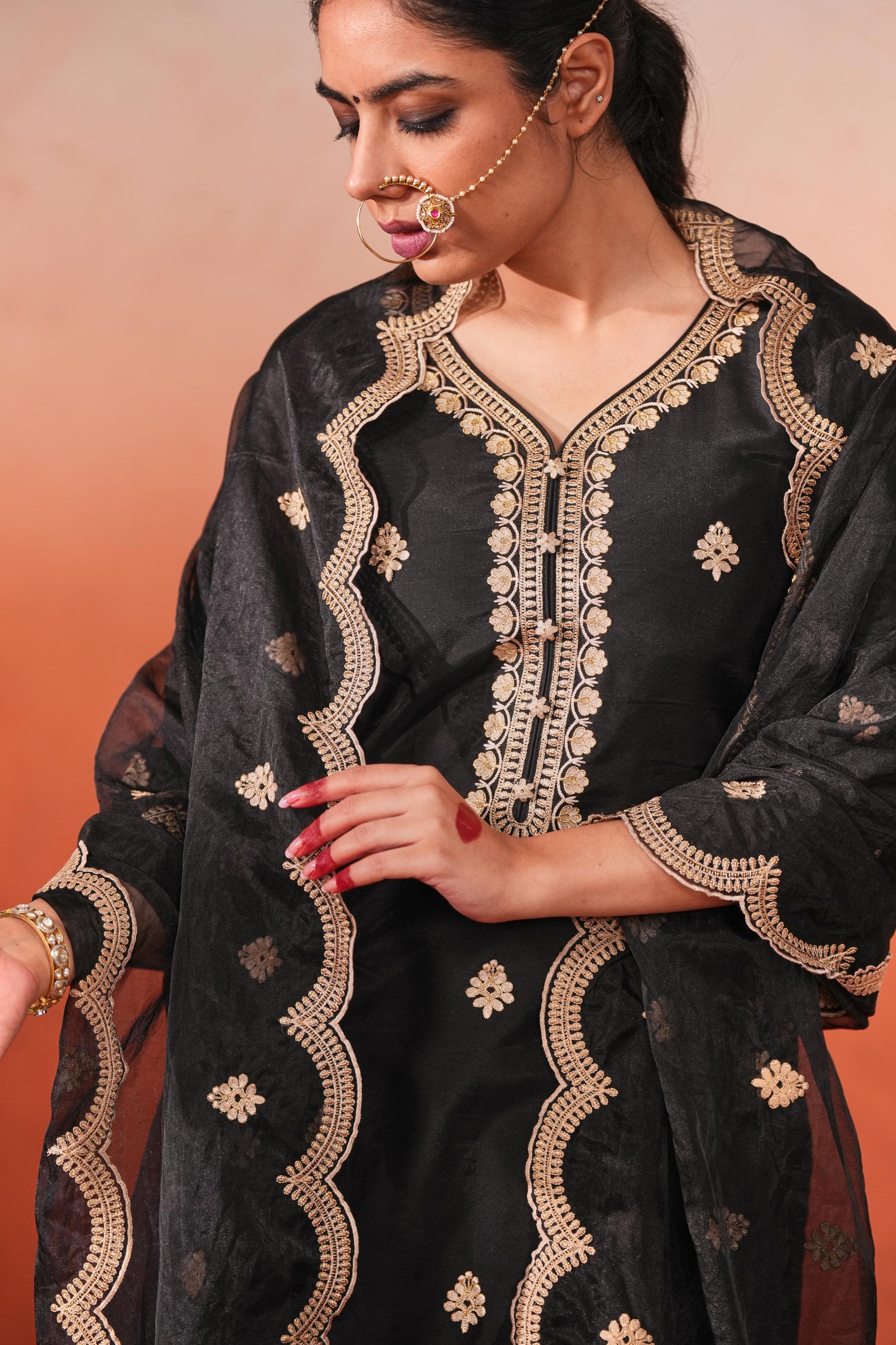 Rangraas - Black embroidered Chanderi silk suit set- NV