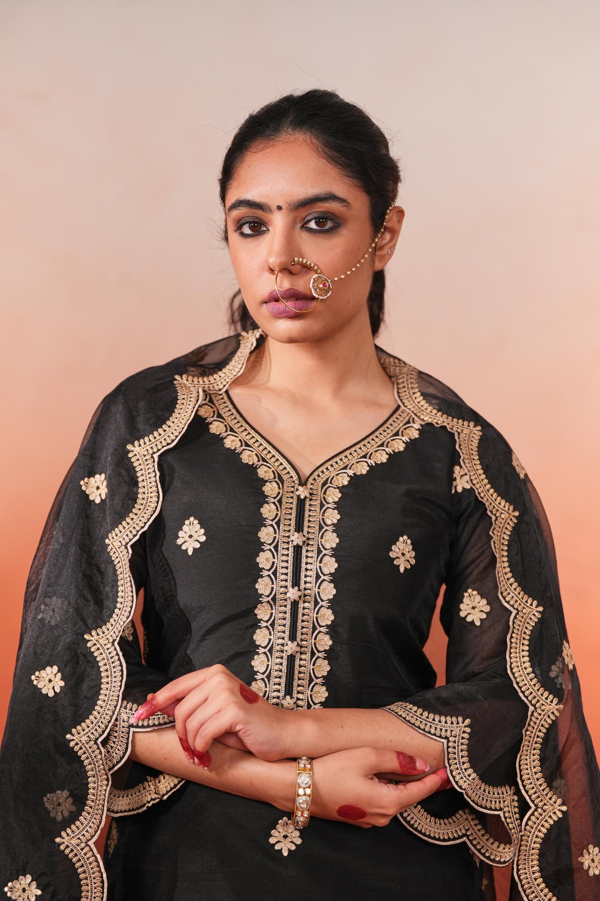 Rangraas - Black embroidered Chanderi silk suit set- NV