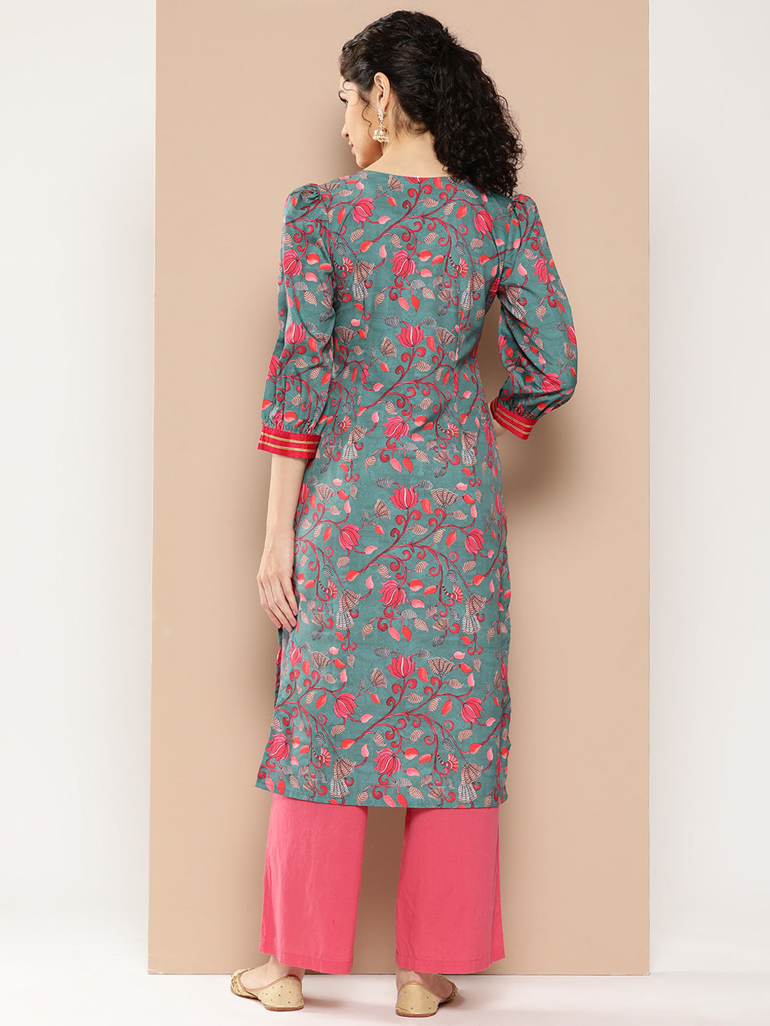 Ahalyaa Women Floral Printed Gotta Patti Floral Crepe Kurta