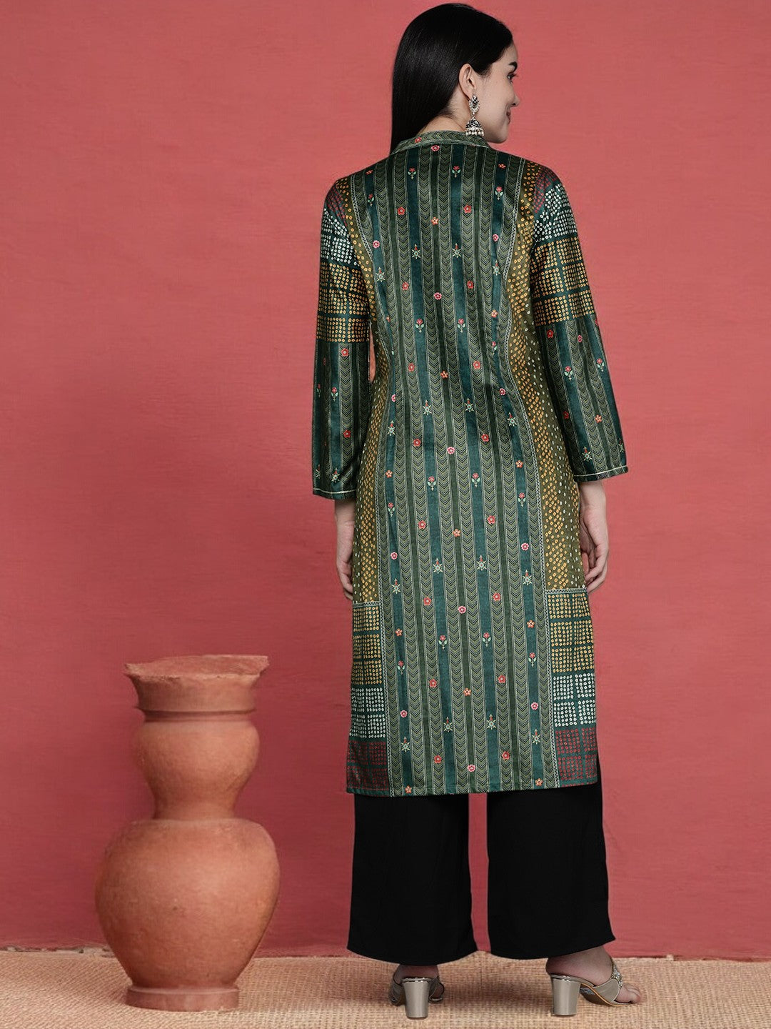 Women Printed Gotta Patti Velvet Kurta