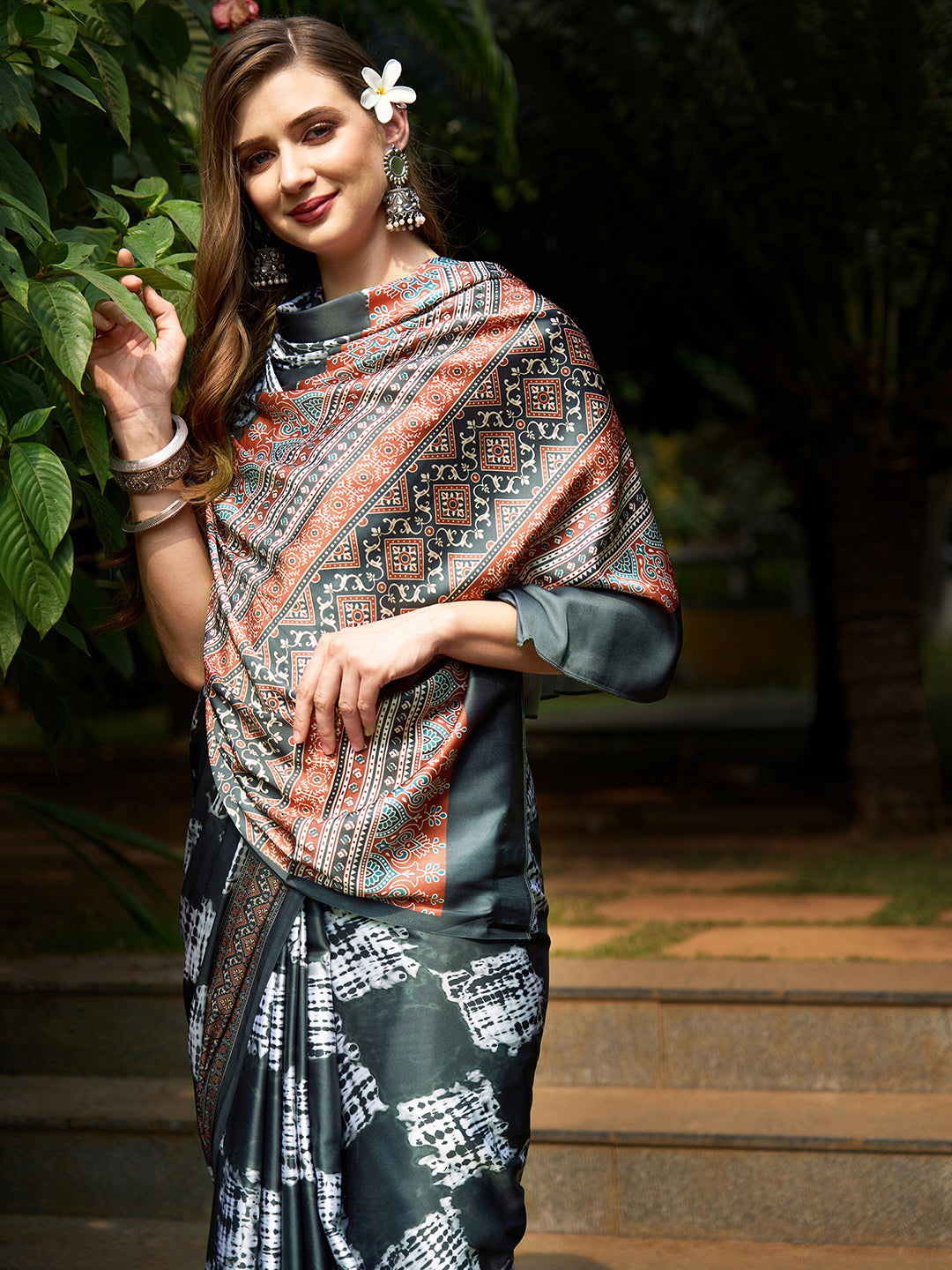 Crepe Grey Digital Print Designer Saree With Blouse