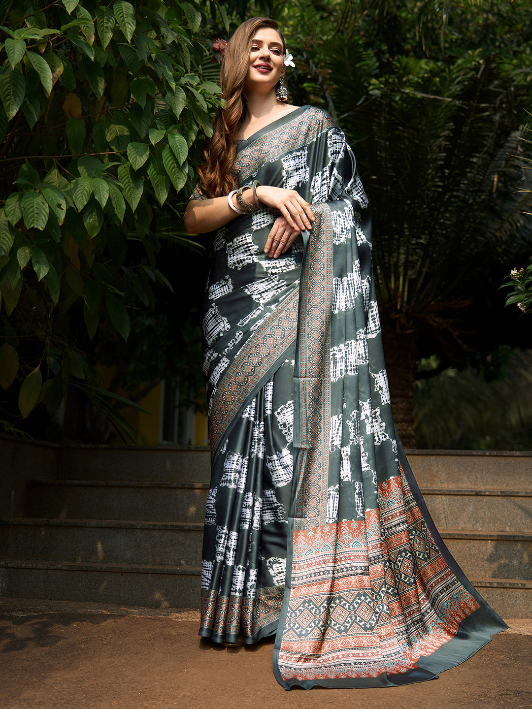 Crepe Grey Digital Print Designer Saree With Blouse