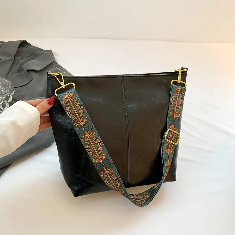 Black Light Weight Pu Leather Sling Bag For Women