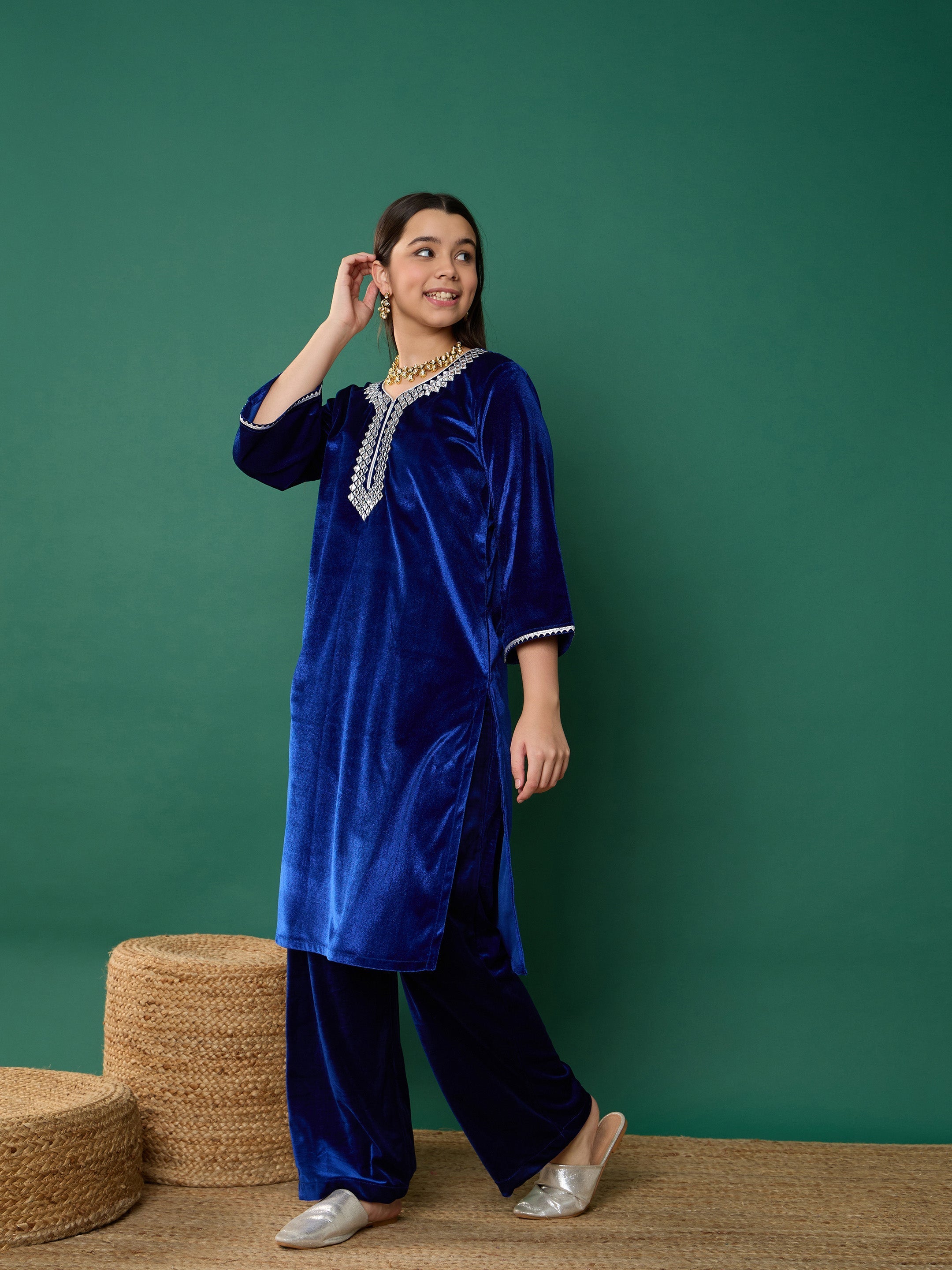 Girl Royal Blue Velvet Emb Straight Kurta With Pants