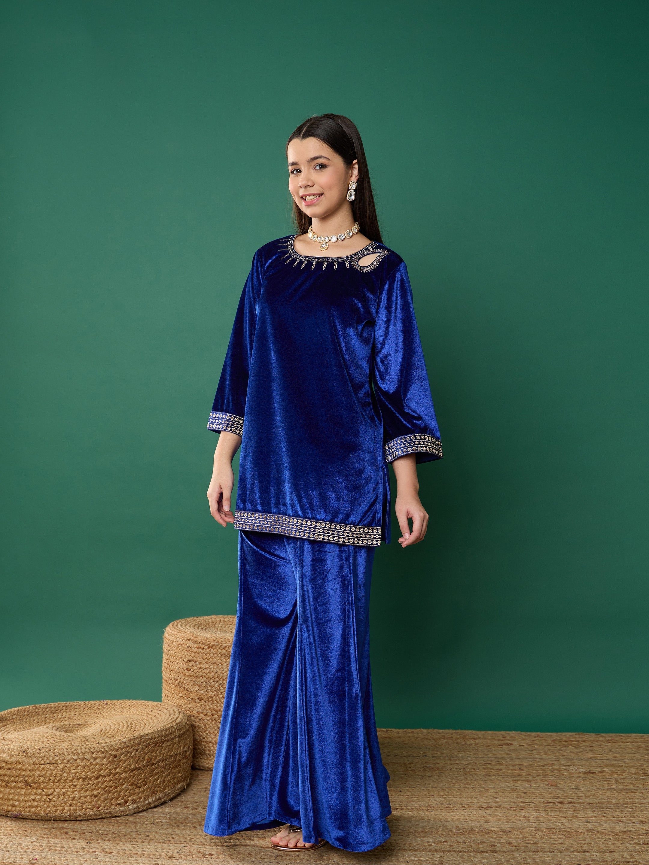 Girl Royal Blue Velvet Emb Kurta With Palazzos