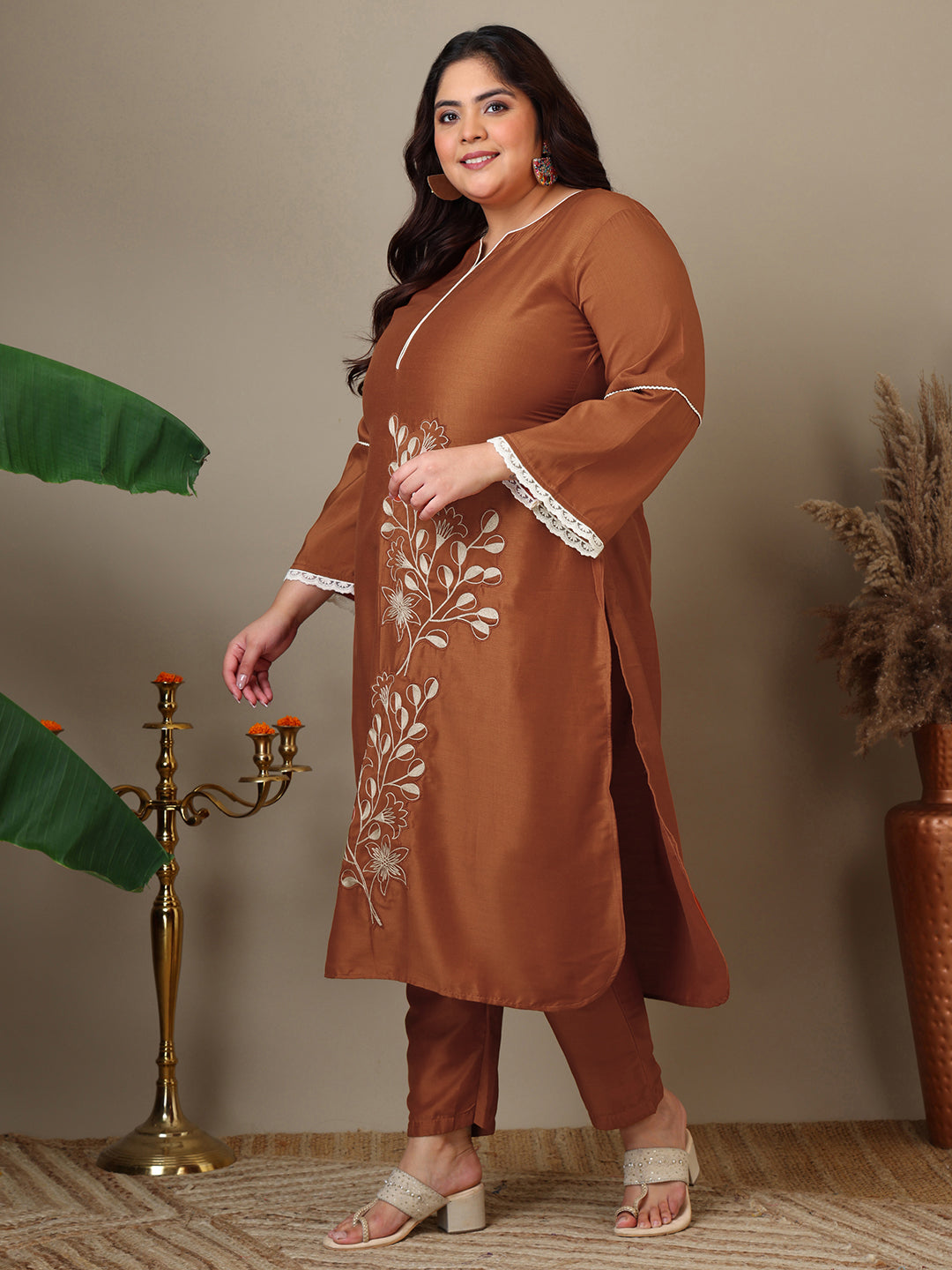 Women Plus Size Floral Embroidered Kurta with Trousers - ID