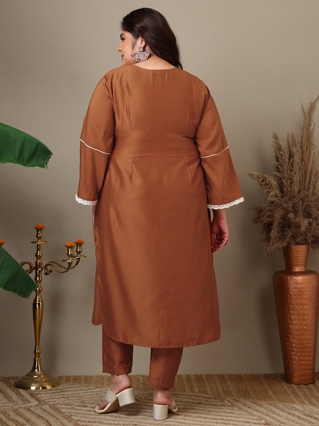 Women Plus Size Floral Embroidered Kurta with Trousers - ID