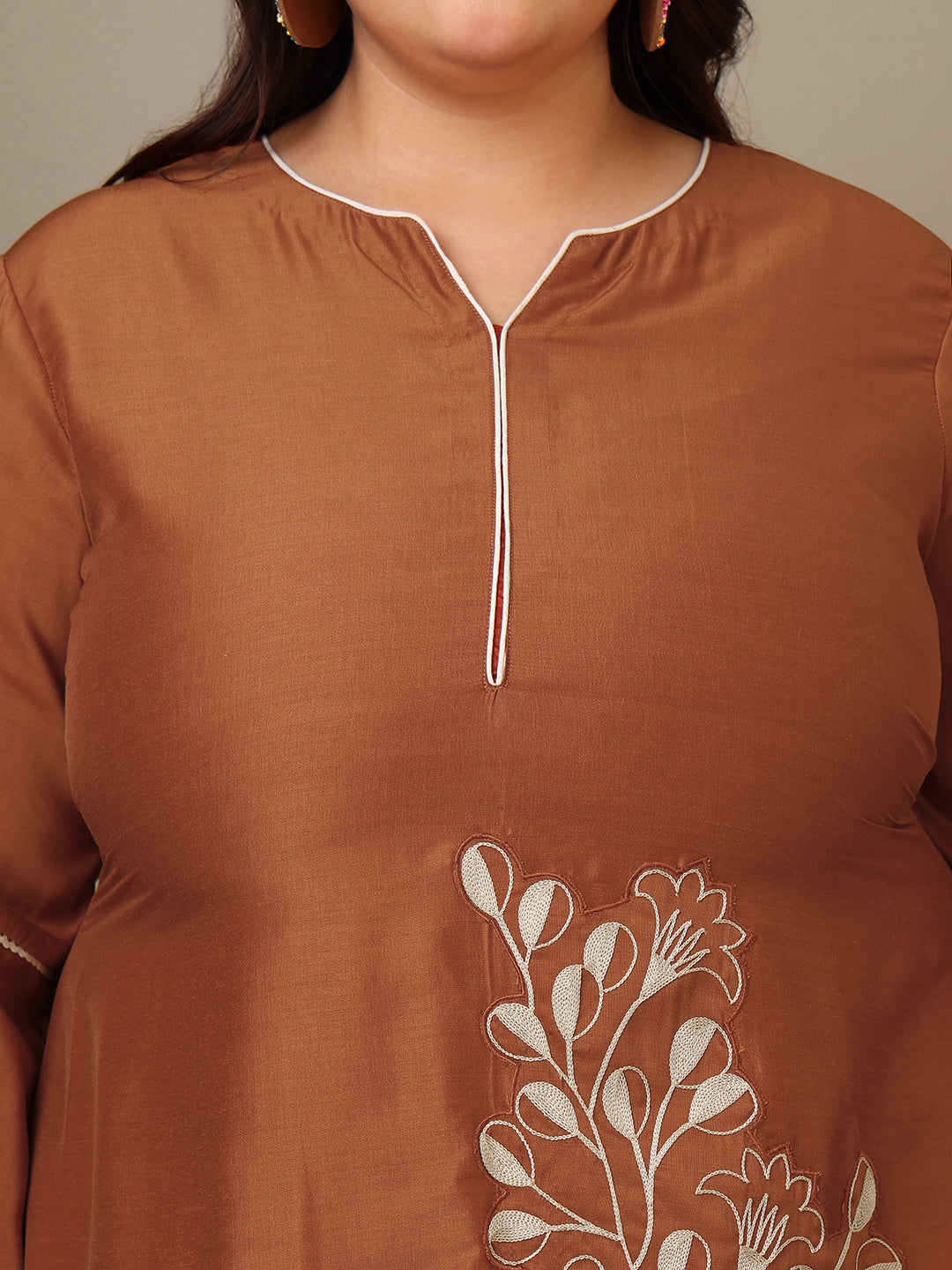 Women Plus Size Floral Embroidered Kurta with Trousers - ID