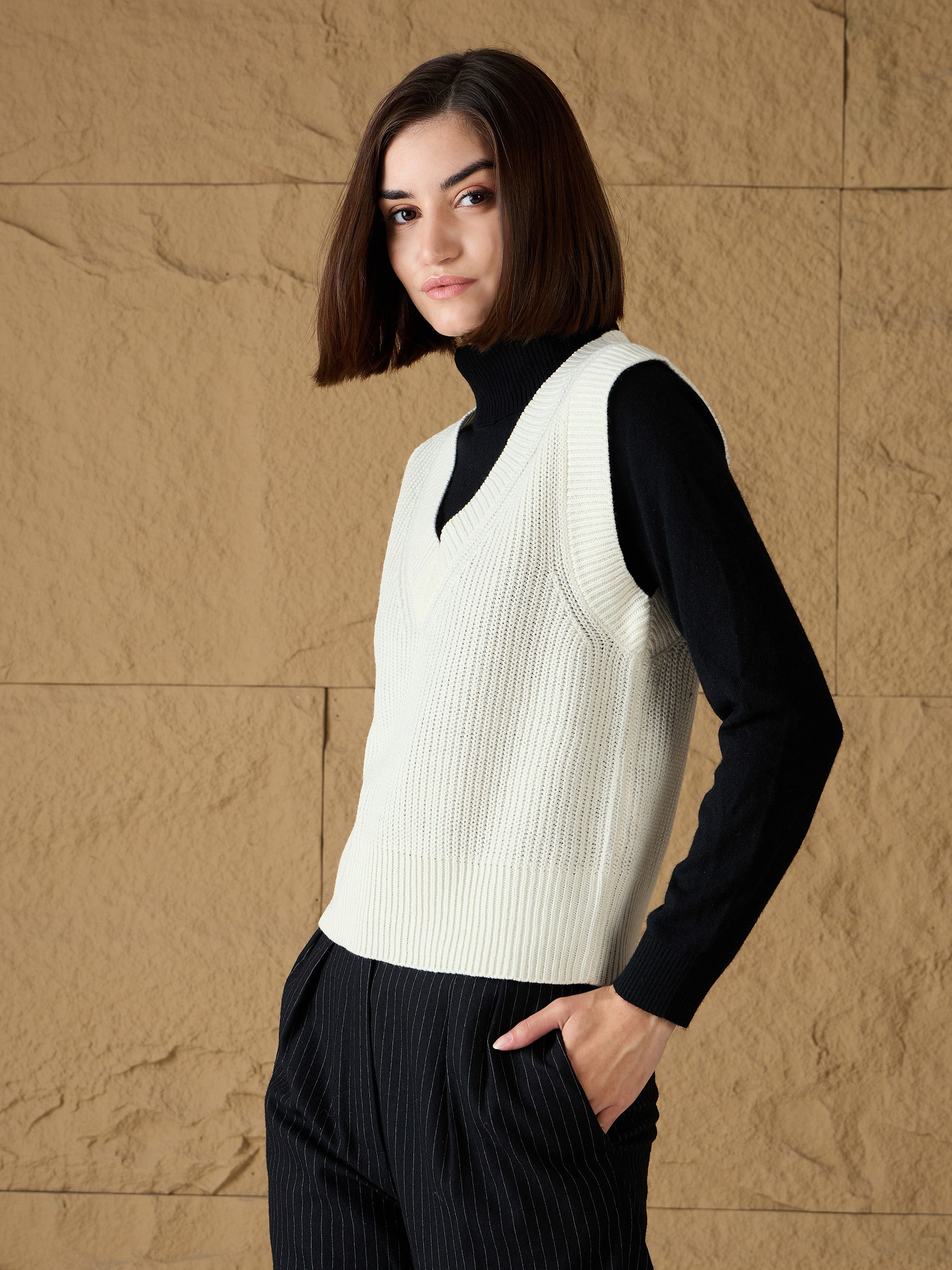 Women White Solid V-Neck Sweater Vest