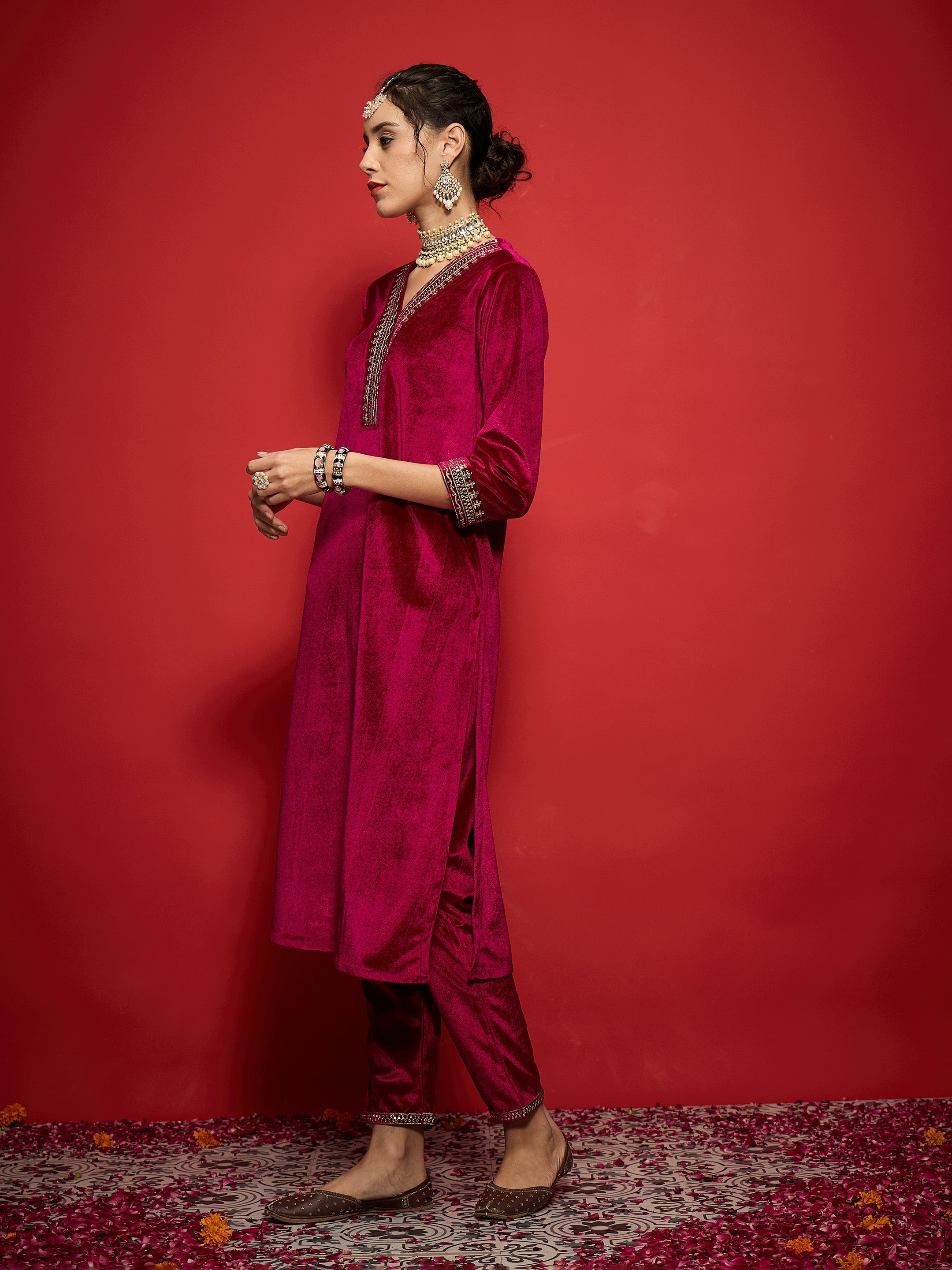 Women Fuchsia Velvet Embroidered Straight Kurta