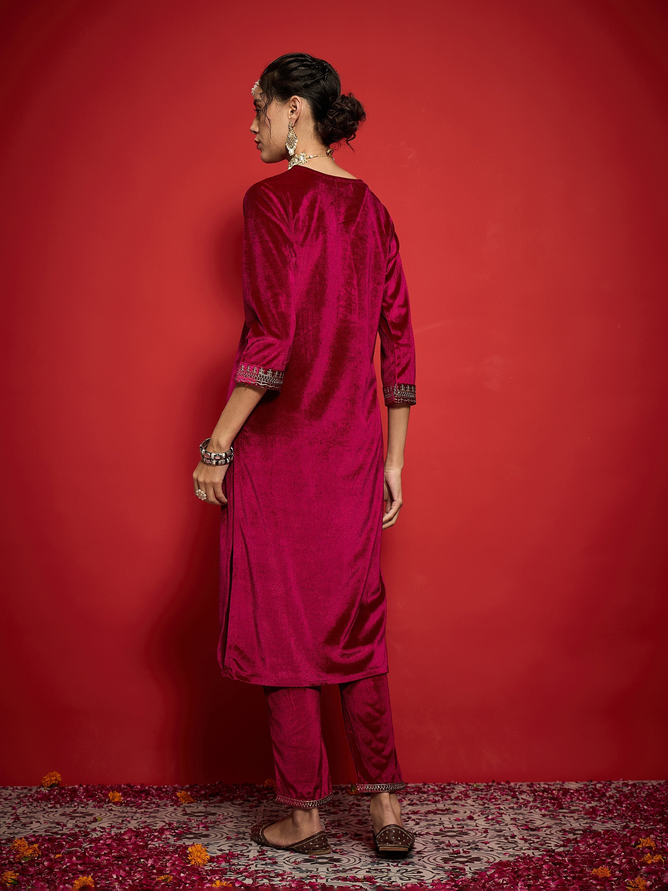 Women Fuchsia Velvet Embroidered Straight Kurta