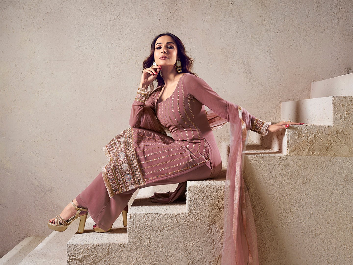 Malaika Arora Dirty Pink Zari Thread Embroidered Stright Kurta Set - Inddus.in