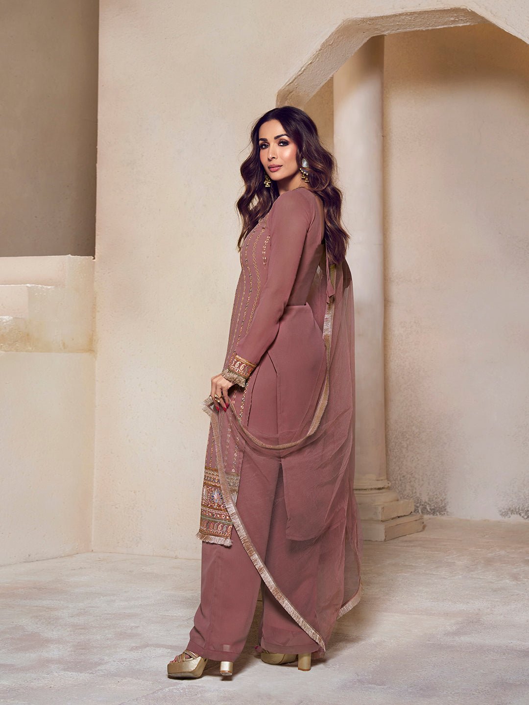 Malaika Arora Dirty Pink Zari Thread Embroidered Stright Kurta Set - Inddus.in